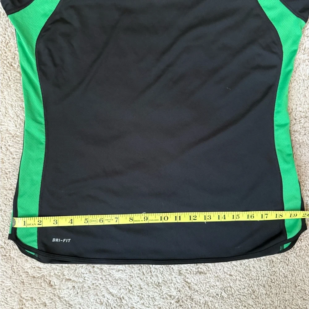 Nike Dri-FIT SZ L Shirt in Black and Green. Short sleeve.